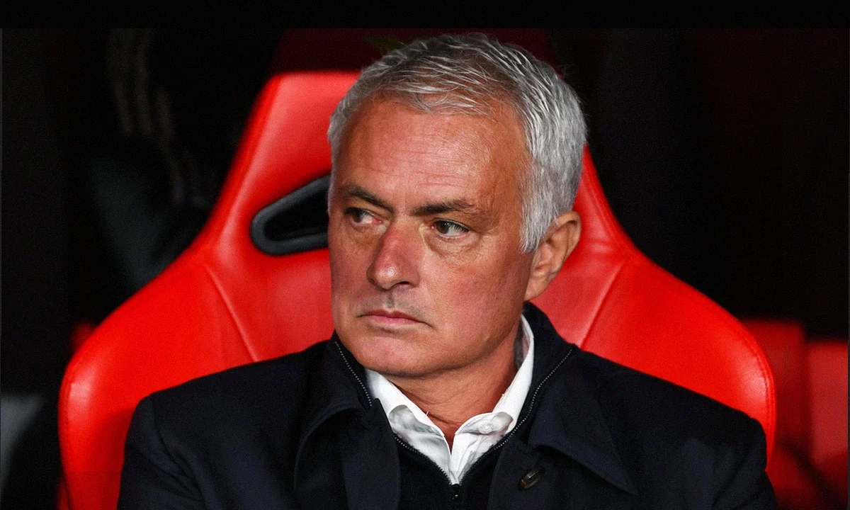José Mourinho firma il contratto per diventare il nuovo allenatore del Real Madrid nonostante le elezioni